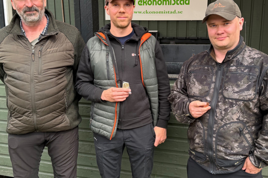 Rikard Alm competing at the South Swedish Nationals 2026, using a Sauer 100 rifle with Lapua Scenar 69 grs ammunition after achieving a perfect 100/100 on the 100‑meter roedeer target.
